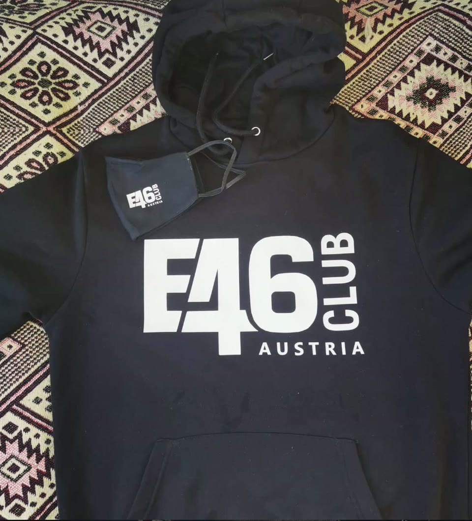 Schwarzer Hoodie mit großem weißem Vereinslogo und passender Maske