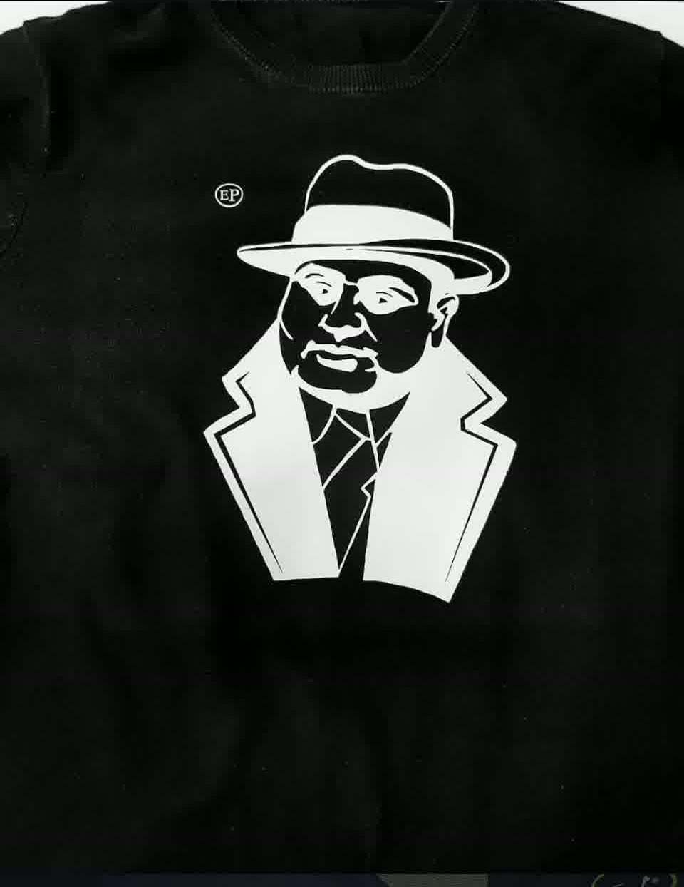 Schwarzer Sweater mit weißem Gangster-Motiv und EP-Zeichen