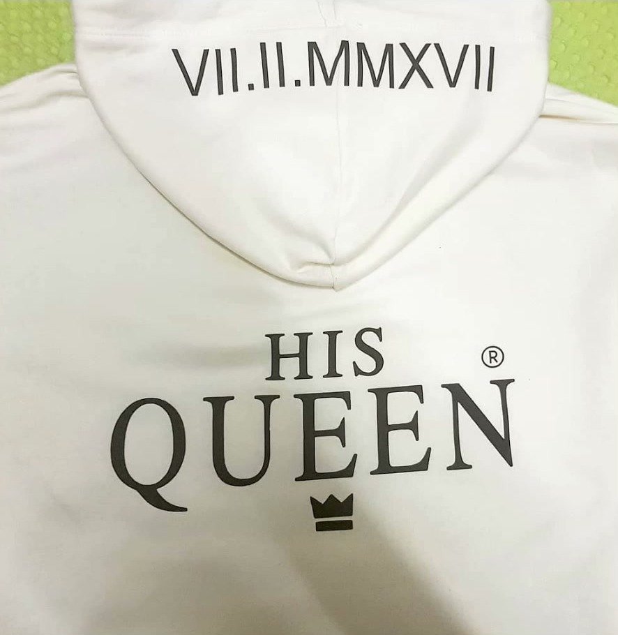 Weißer Hoodie mit dem Aufdruck HIS QUEEN und römischem Datum auf der Kapuze