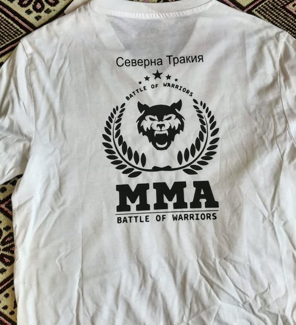 Weißes Shirt mit schwarzem Wolfslogo und MMA-Schriftzug auf dem Rücken