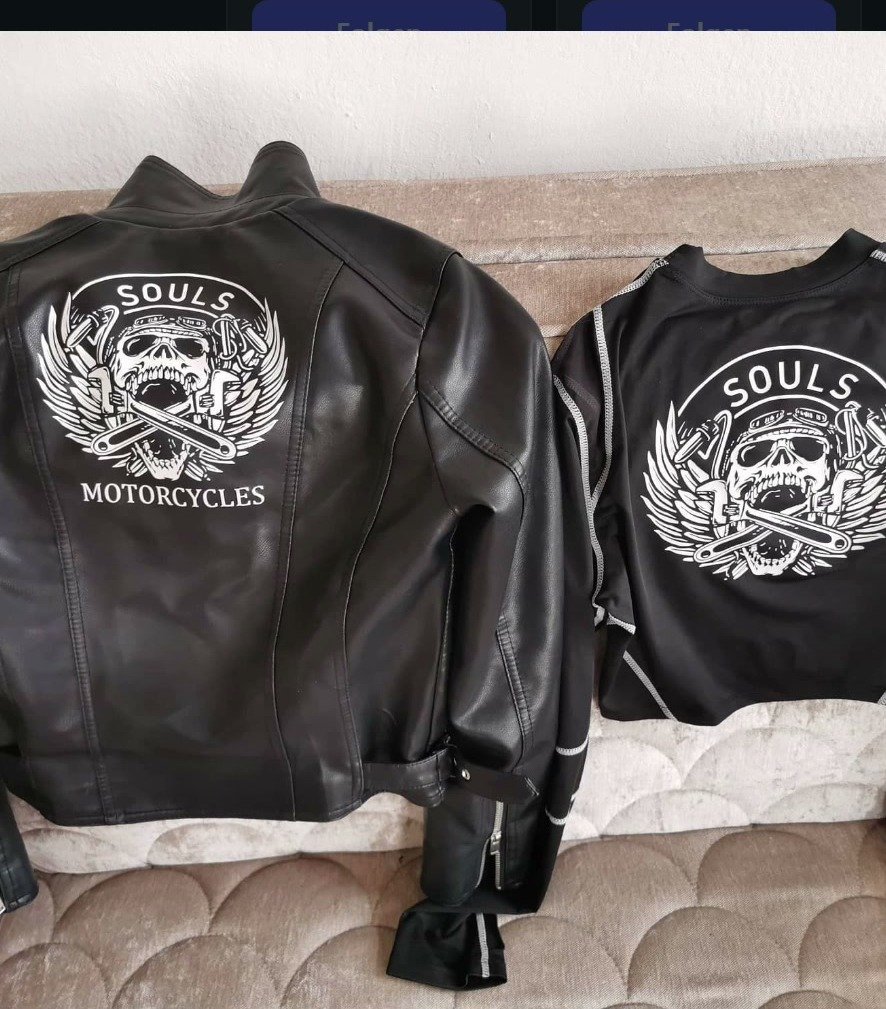 Zwei schwarze Lederjacken mit weißem Motorradclub-Emblem auf dem Rücken