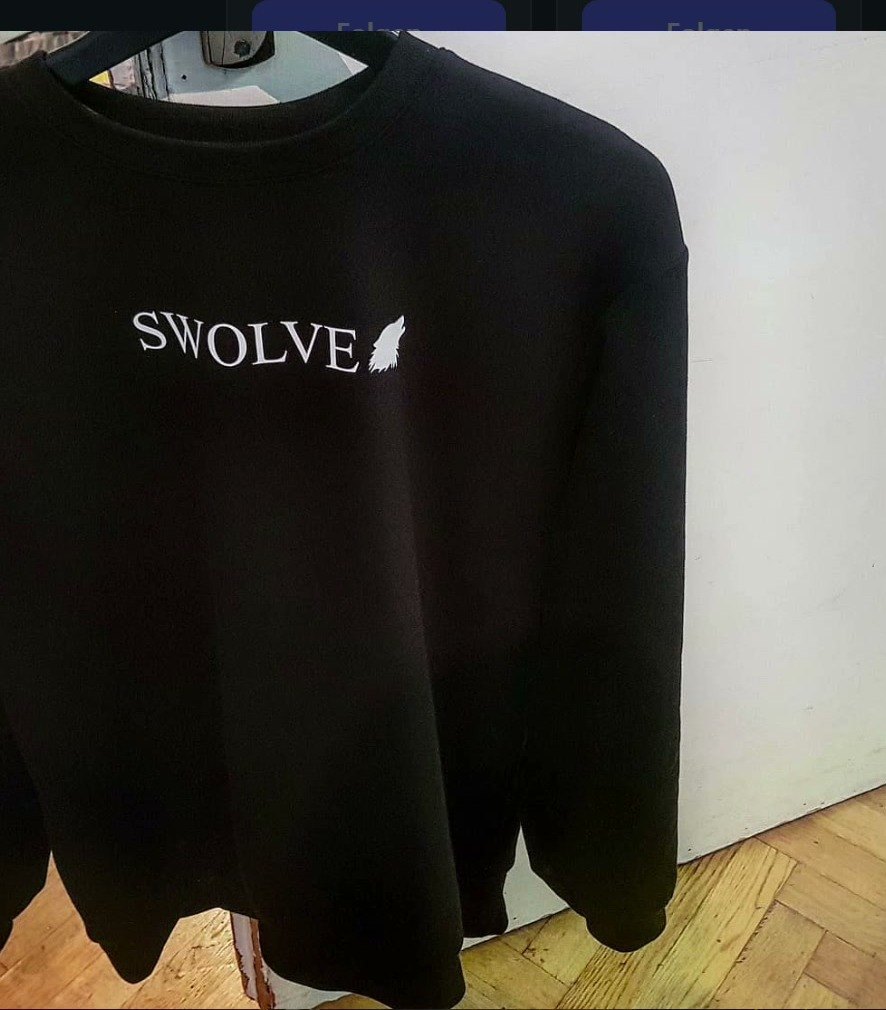 Schwarzer Sweater mit kleinem weißem Schriftzug SWOLVE