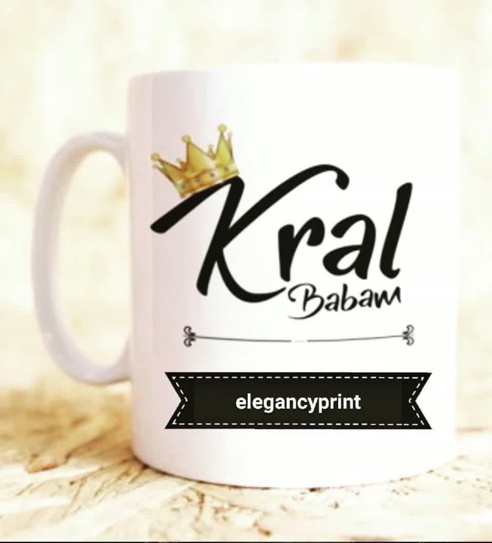 Weiße Tasse mit schwarzem Schriftzug und goldener Krone