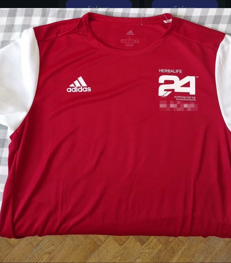 Rotes ärmelloses Sporttrikot mit weißem Logodruck